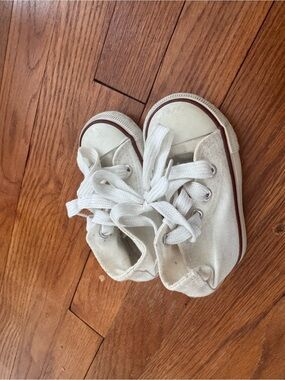 Source Unknown White Canvas Kids Sneakers with Red Trim